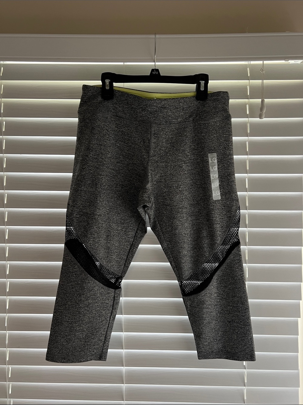 Forever 21 Women’s Gray Capri Leggings with Black Mesh Accents Size L